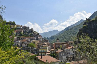 İtalya 'nın Calabria bölgesindeki eski bir kasaba olan Orsomarso' nun panoramik manzarası.