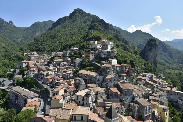 İtalya 'nın Calabria bölgesindeki eski bir kasaba olan Orsomarso' nun panoramik manzarası.