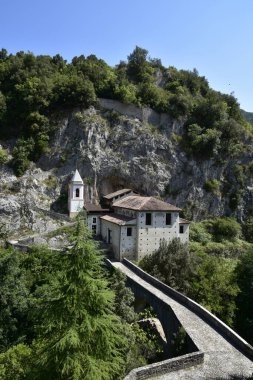 İtalya 'nın Calabria bölgesindeki dağlarda bulunan Papasidero ormanında küçük bir kilise..