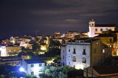 İtalya 'nın Calabria bölgesinin dağlarındaki eski bir kasaba olan San Nicola Arcella' nın panoramik manzarası.