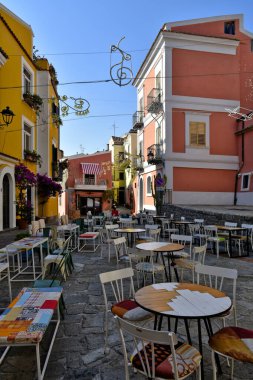 San Nicola Arcella, İtalya, 08 / 14 / 2020. İtalya 'nın Calabria bölgesindeki eski bir kasabanın duvarlarında resimler olan dar bir sokak..