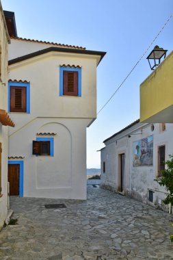 San Nicola Arcella, İtalya, 08 / 14 / 2020. İtalya 'nın Calabria bölgesindeki eski bir kasabanın duvarlarında resimler olan dar bir sokak..