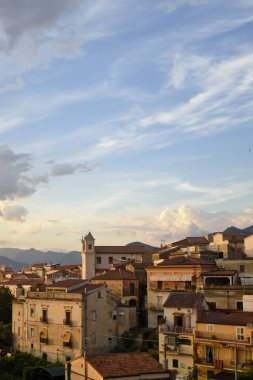 İtalya 'nın Calabria bölgesinin dağlarındaki eski bir kasaba olan San Nicola Arcella' nın panoramik manzarası.