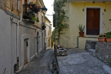 San Nicola Arcella 'da dar bir sokak, İtalya' nın Calabria bölgesinde eski bir kasaba..
