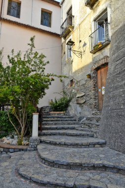 San Nicola Arcella 'da dar bir sokak, İtalya' nın Calabria bölgesinde eski bir kasaba..