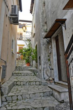 San Nicola Arcella, İtalya, 08 / 14 / 2020. İtalya 'nın Calabria bölgesindeki eski bir kasabanın duvarlarında resimler olan dar bir sokak..