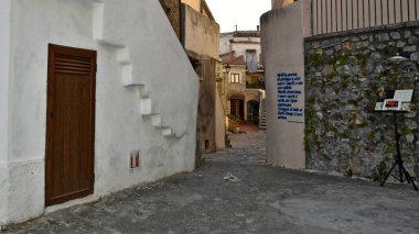 San Nicola Arcella, İtalya, 08 / 14 / 2020. İtalya 'nın Calabria bölgesindeki eski bir kasabanın duvarlarında resimler olan dar bir sokak..