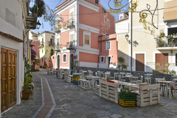 San Nicola Arcella 'da dar bir sokak, İtalya' nın Calabria bölgesinde eski bir kasaba..