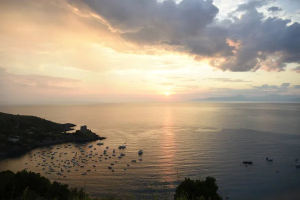İtalya 'nın Calabria bölgesindeki San Nicola Arcella' da deniz manzarası..