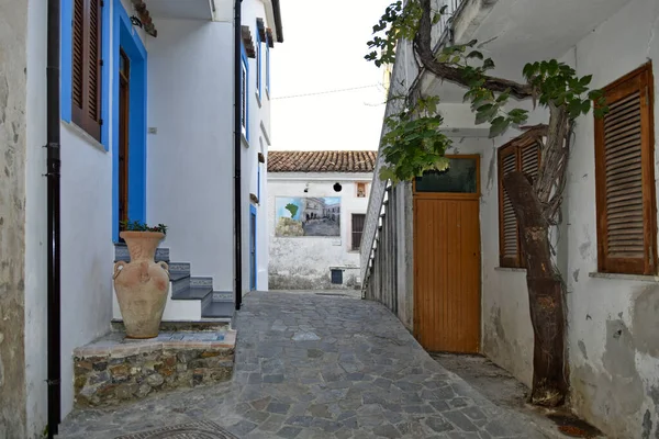 San Nicola Arcella, İtalya, 08 / 14 / 2020. İtalya 'nın Calabria bölgesindeki eski bir kasabanın duvarlarında resimler olan dar bir sokak..