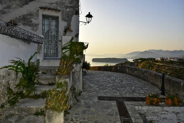 San Nicola Arcella, İtalya, 08 / 14 / 2020. İtalya 'nın Calabria bölgesindeki eski bir kasabanın duvarlarında resimler olan dar bir sokak..
