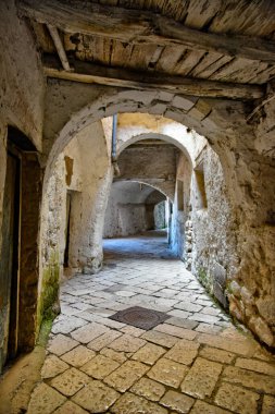 İtalya 'nın Caserta ilindeki Pietramelara kasabasında dar bir sokak..
