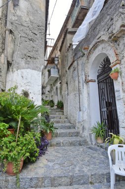 İtalya 'nın Calabria bölgesindeki bir ortaçağ köyü olan Scalea' nın eski evleri arasında dar bir sokak..