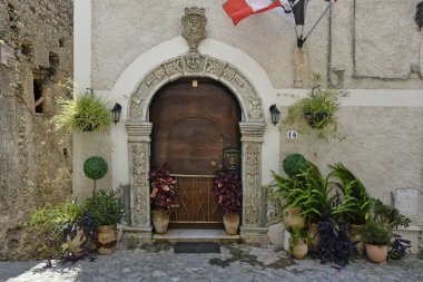 İtalya 'nın Calabria bölgesindeki bir ortaçağ köyü olan Scalea' nın eski evleri arasında dar bir sokak..