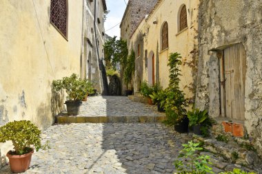 İtalya 'nın Calabria bölgesindeki bir ortaçağ köyü olan Scalea' nın eski evleri arasında dar bir sokak..