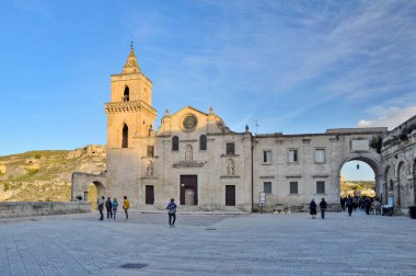 Matera, İtalya, Ekim 2015. En eski İtalyan şehirlerinden birinin katedral meydanı..