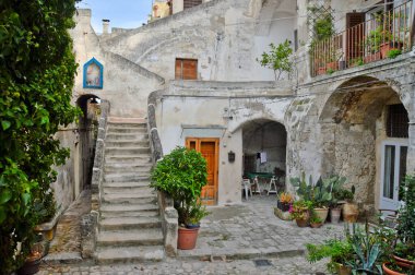 İtalya 'nın Matera kentindeki eski bir evin cephesi..