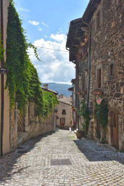 Pacentro 'da dar bir sokak, İtalya' nın Abruzzo bölgesinde eski bir kasaba..