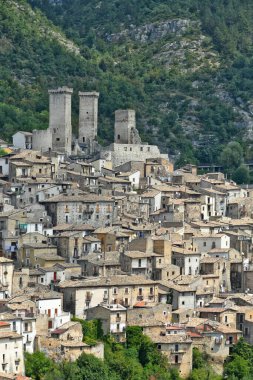 İtalya 'nın Abruzzo bölgesinde eski bir kasaba olan Pacentro' nun panoramik manzarası.