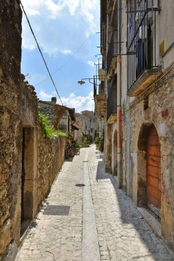 Pacentro 'da dar bir sokak, İtalya' nın Abruzzo bölgesinde eski bir kasaba..