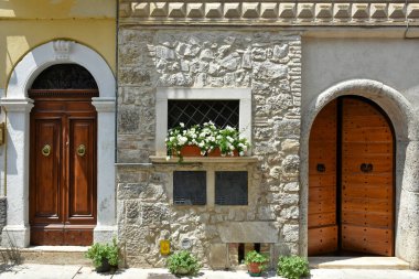 Pacentro 'da dar bir sokak, İtalya' nın Abruzzo bölgesinde eski bir kasaba..