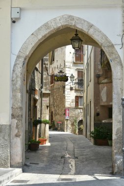 Pacentro 'da dar bir sokak, İtalya' nın Abruzzo bölgesinde eski bir kasaba..