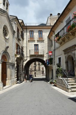 Pacentro 'da dar bir sokak, İtalya' nın Abruzzo bölgesinde eski bir kasaba..