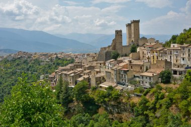 Pacentro 'da dar bir sokak, İtalya' nın Abruzzo bölgesinde eski bir kasaba..