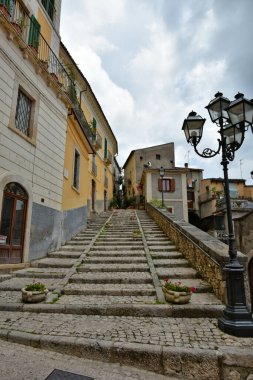 Pacentro 'da dar bir sokak, İtalya' nın Abruzzo bölgesinde eski bir kasaba..