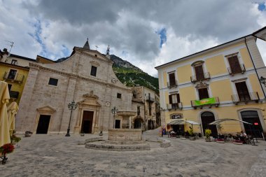 Pacentro 'da dar bir sokak, İtalya' nın Abruzzo bölgesinde eski bir kasaba..