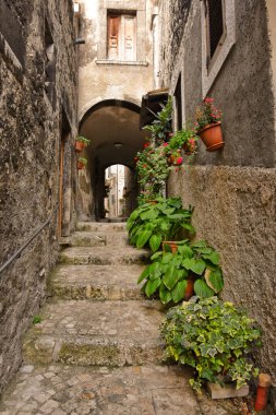 Pacentro 'da dar bir sokak, İtalya' nın Abruzzo bölgesinde eski bir kasaba..