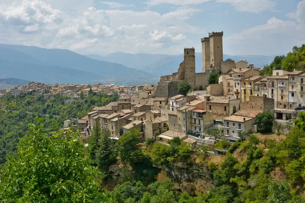 Pacentro 'da dar bir sokak, İtalya' nın Abruzzo bölgesinde eski bir kasaba..