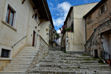 Pescocostanzo, İtalya, Temmuz 2018. Abruzzo bölgesindeki dağlarda bir ortaçağ kasabasının caddesi..