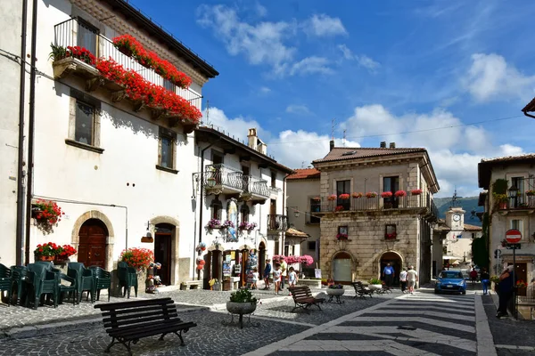ペスコスタンツォ イタリア 2018年7月 アブルッツォ地方の山の中の中世の町の通り — ストック写真