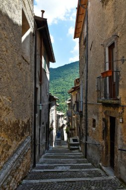 Scanno, İtalya, Temmuz 2018. Abruzzo bölgesindeki dağlarda bir ortaçağ kasabasının caddesi..