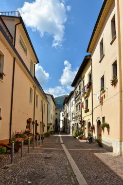 Castel di Sangro, İtalya, Temmuz 2018. Abruzzo bölgesindeki dağlarda bir ortaçağ kasabasının caddesi..