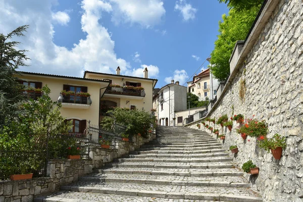 Castel di Sangro, İtalya, Temmuz 2018. Abruzzo bölgesindeki dağlarda bir ortaçağ kasabasının caddesi..