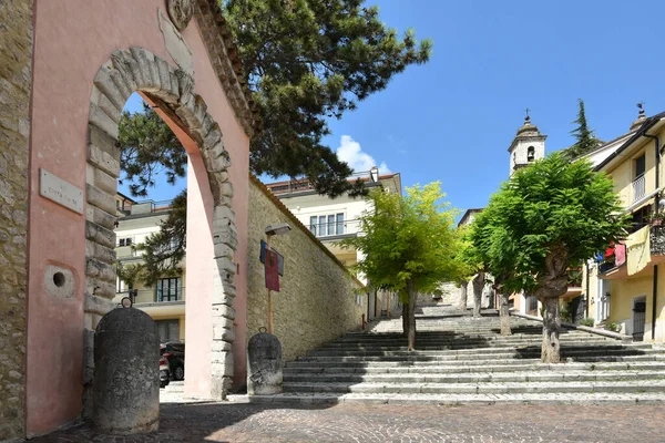 Castel di Sangro, İtalya, Temmuz 2018. Abruzzo bölgesindeki dağlarda bir ortaçağ kasabasının caddesi..