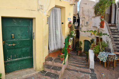 Albori 'de bir ara sokak, Amalfi kıyısında bir köy, İtalya.