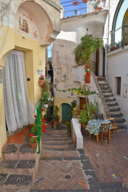 Albori 'de bir ara sokak, Amalfi kıyısında bir köy, İtalya.