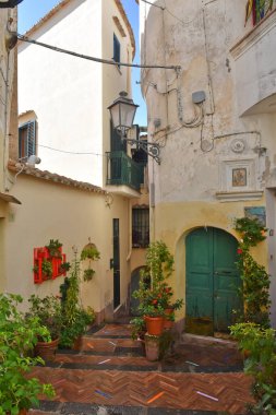 Albori 'de bir ara sokak, Amalfi kıyısında bir köy, İtalya.