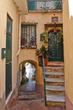 Albori 'de bir ara sokak, Amalfi kıyısında bir köy, İtalya.