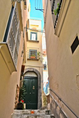 Atrani 'de dar bir sokak, İtalya' nın Salerno eyaletinde eski bir kasaba..