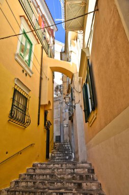 Atrani 'de dar bir sokak, İtalya' nın Salerno eyaletinde eski bir kasaba..