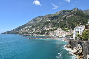 Amalfi 'nin panoramik manzarası, Amalfi kıyısında bir köy, İtalya.