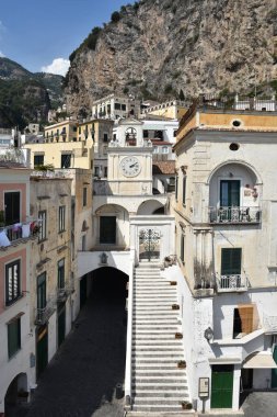 İtalya 'nın Amalfi kıyısındaki Atrani köyünün panoramik manzarası.