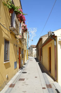 Brindisi di Montagna 'da dar bir sokak, İtalya' nın Basilicata bölgesinde eski bir kasaba..