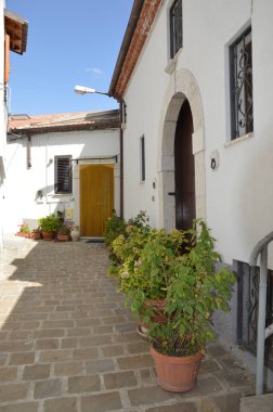 Brindisi di Montagna 'da dar bir sokak, İtalya' nın Basilicata bölgesinde eski bir kasaba..
