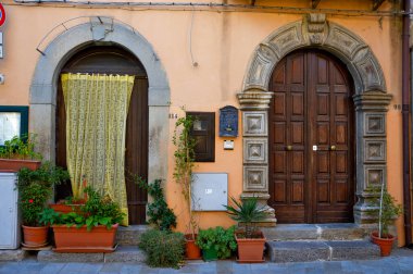 Brindisi di Montagna 'da dar bir sokak, İtalya' nın Basilicata bölgesinde eski bir kasaba..