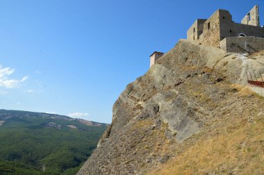İtalya 'nın Basilicata bölgesinde bir köy olan Brindisi di Montagna' nın panoramik manzarası.